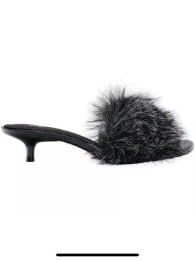 Zara
Faux Fur Sandals
